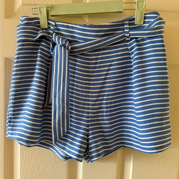 Guess shorts • Women’s small - Picture 1 of 6